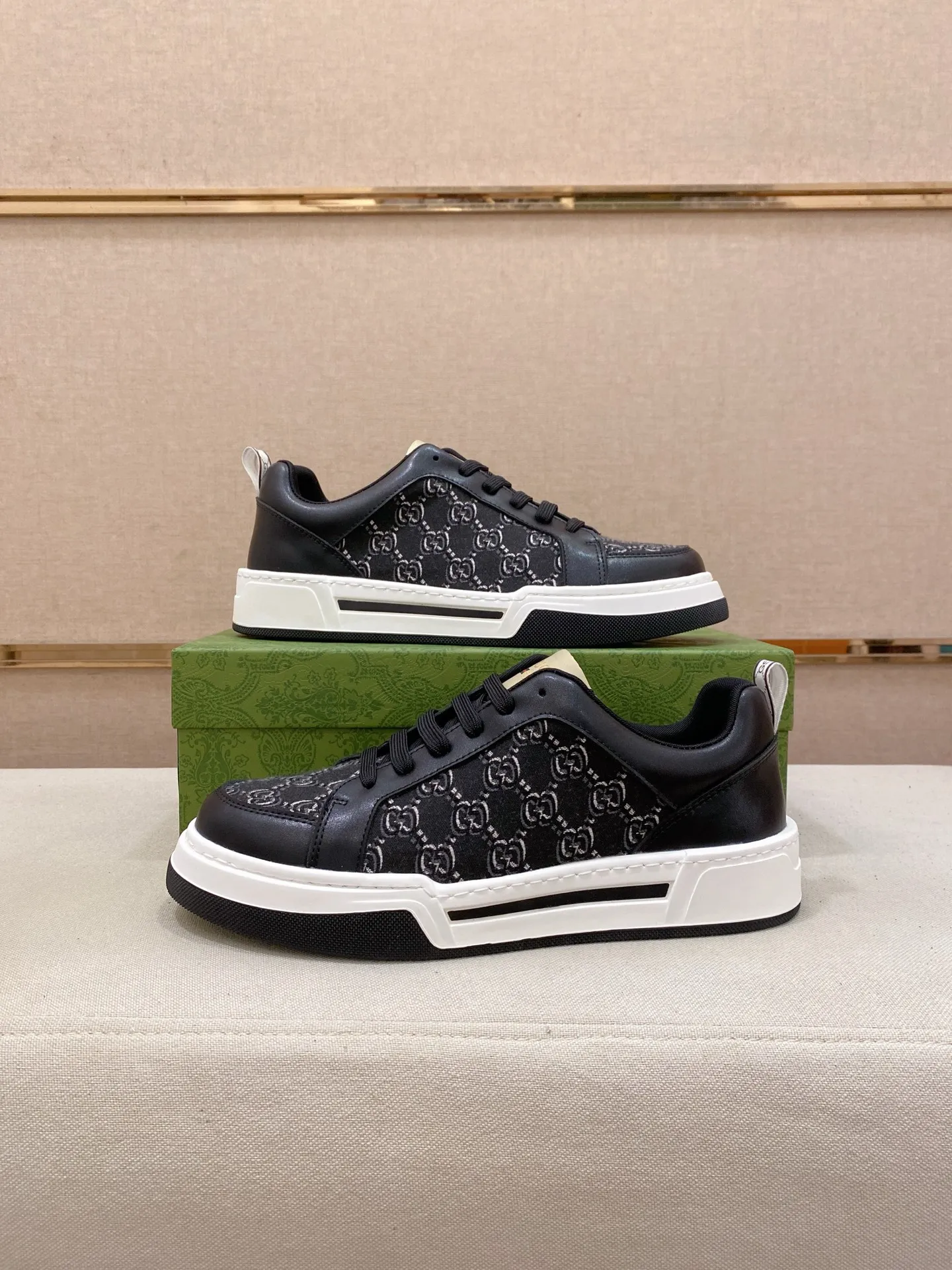 Men's shoes 💰 420 💰 High-quality new GUCCI counters are launched simultaneously. The new men's shoes, 😘fabrics are selected from imported cowhide, and the lining is sheepskin lining. 👍🏿 High-end ☄️ air-cushion molded anti-slip rubber outsole, exquisite lines, simple and elegant, comfortable and high-end for leisure travel. Code number: 38 to 44 (45 can be customized and cannot be returned or exchanged)